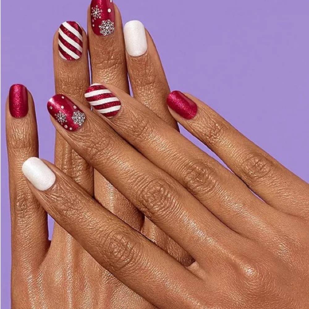 Dashing Diva Gloss Nail Strips – 32 Ct Red Mix